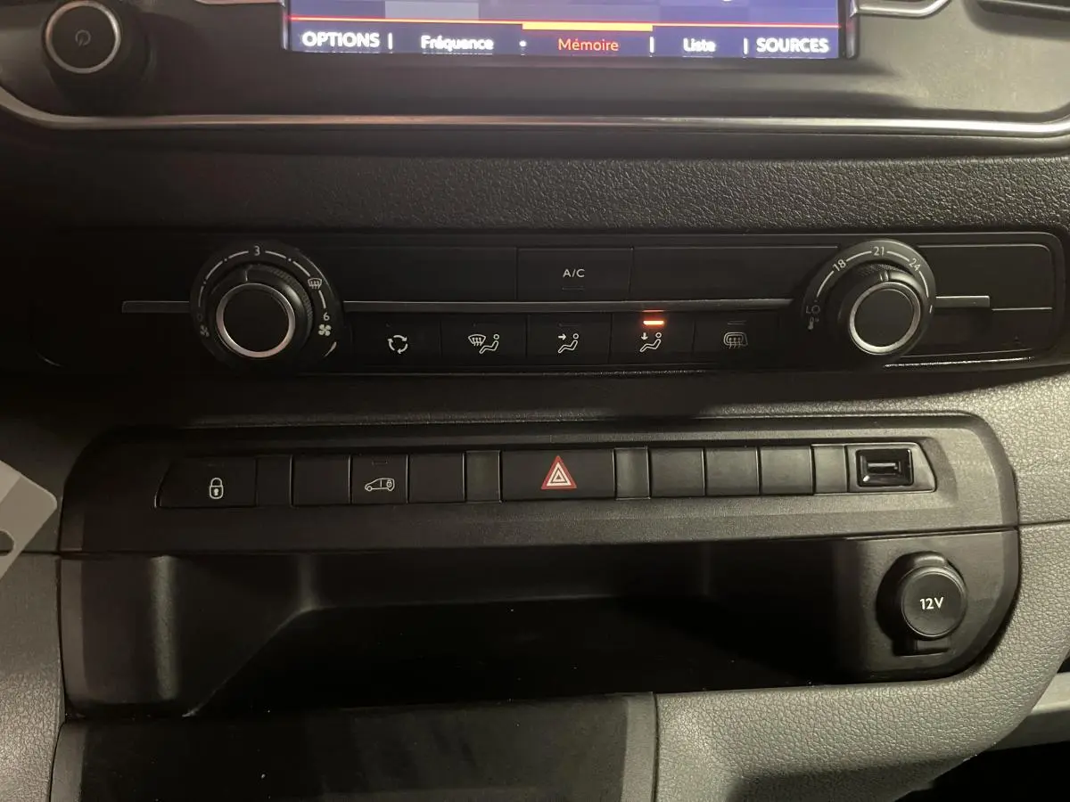 Gros plan sur la console centrale noire du Citroën Jumpy 2019 avec commandes climatisation et bouton hazard allumé.