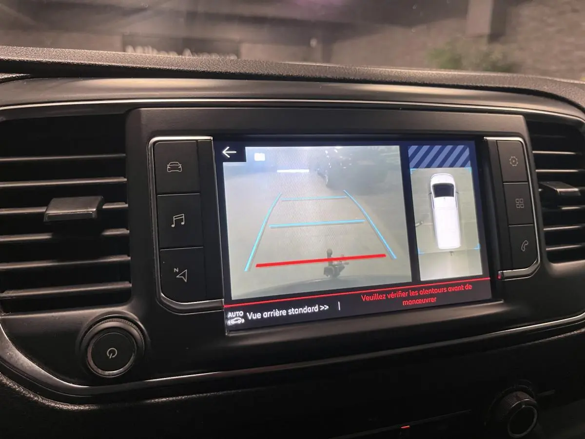 Écran tactile du Citroën Jumpy 2019 montrant la caméra 360° et l’aide au stationnement arrière.