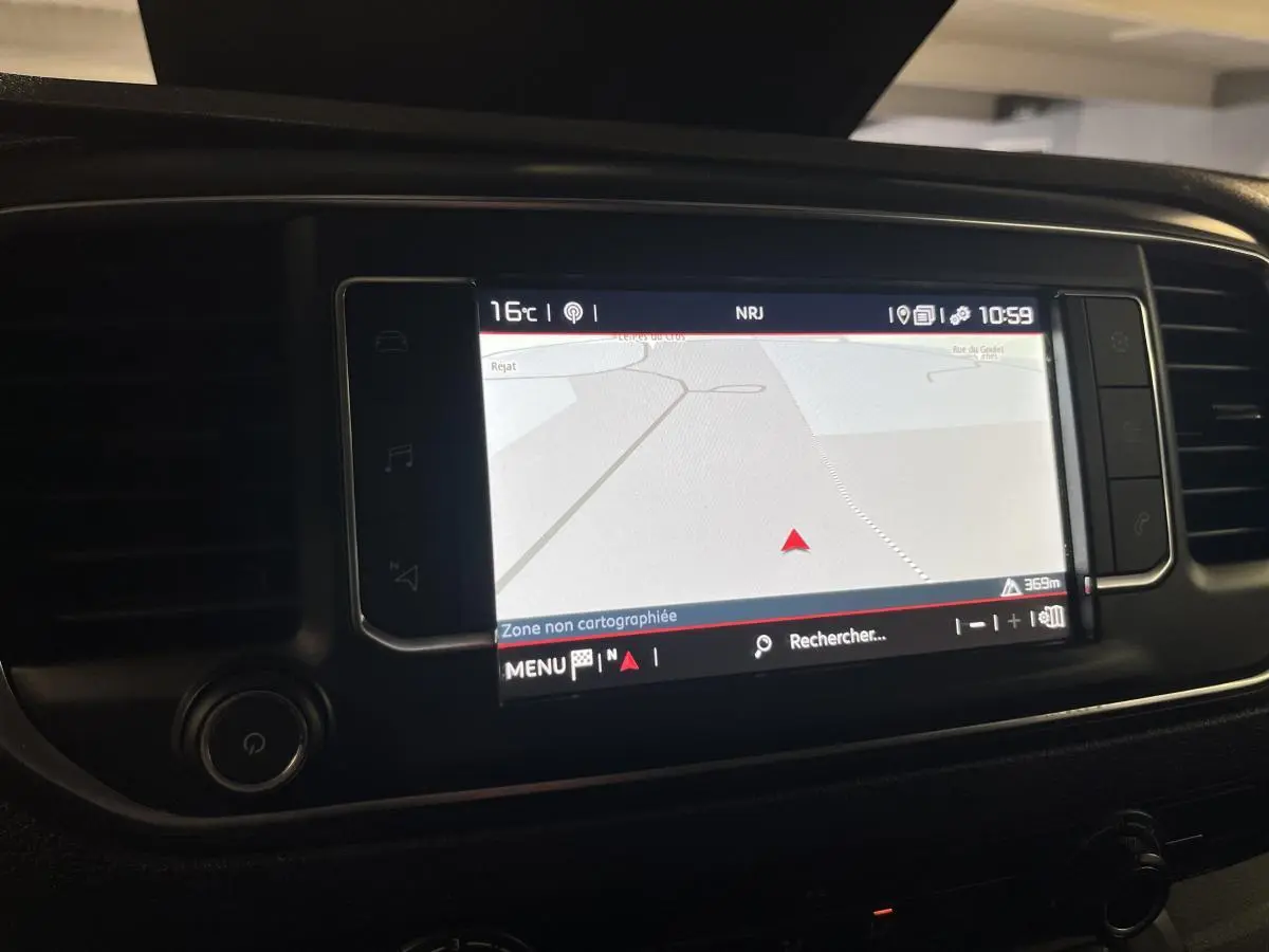 Écran tactile central avec navigation active dans l'habitacle du Citroën Jumpy blanc, version 2019.