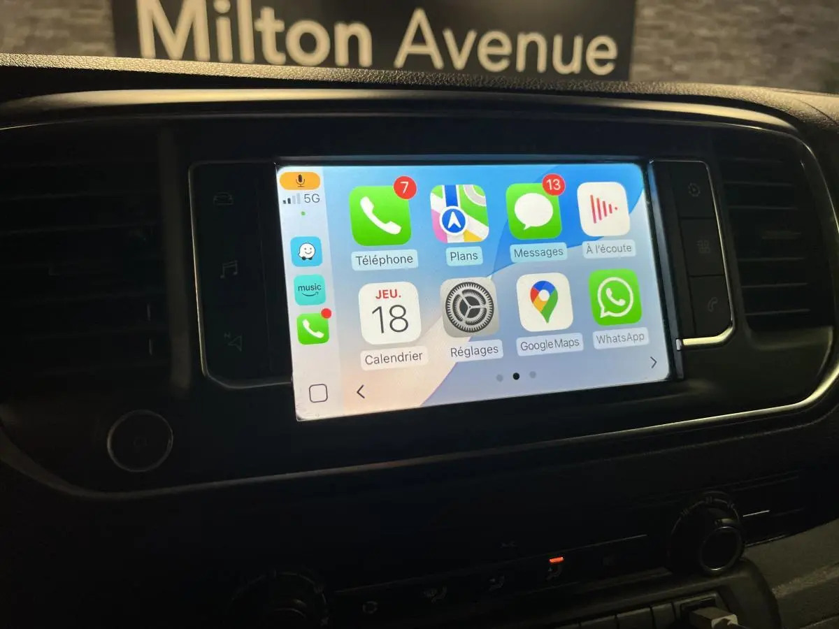 Écran tactile central du Citroën Jumpy blanc de 2019 affichant des applications de navigation et communication.