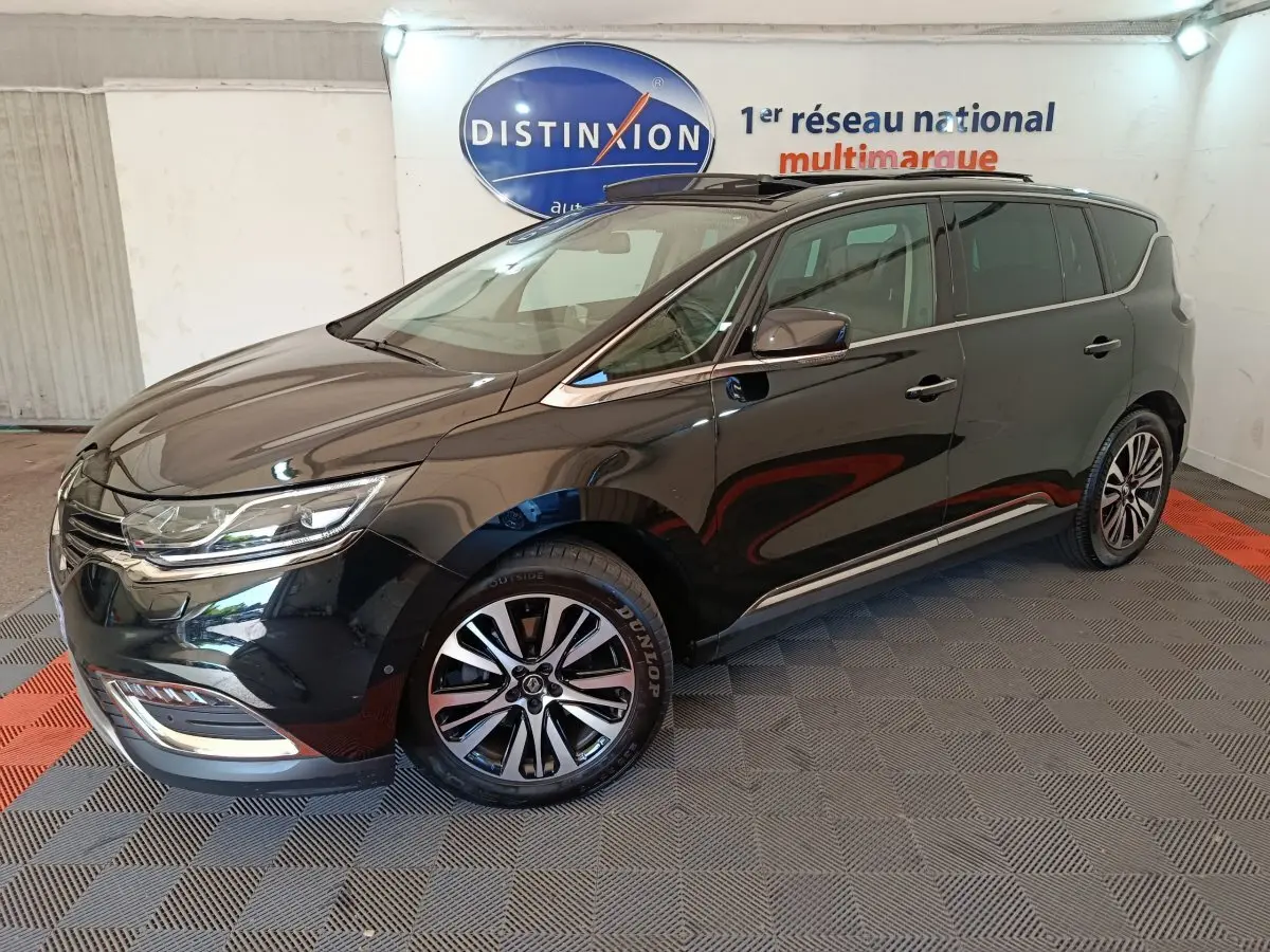 Renault Espace noir vue 3/4 avant droit, avec jantes alliage et toit ouvrant en intérieur showroom.