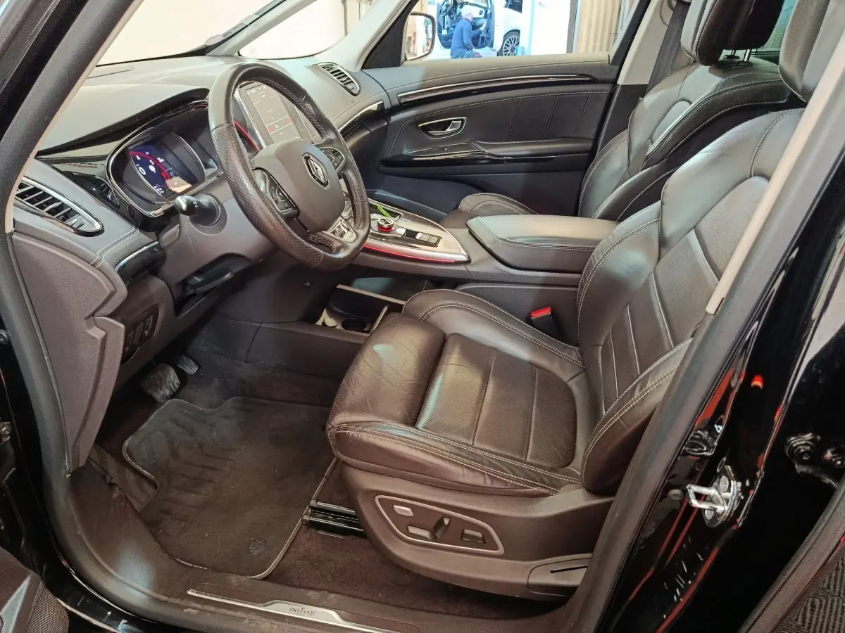 Intérieur noir côté conducteur du Renault Espace Initiale Paris 2018, sièges cuir et tableau de bord moderne avec écran tactile