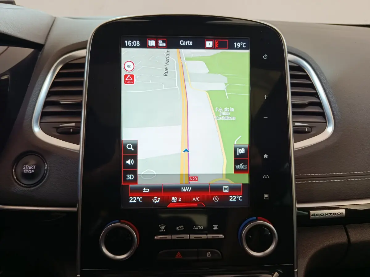 Écran tactile central du tableau de bord du Renault Espace noir 2018 avec navigation et commandes climatisation visibles.