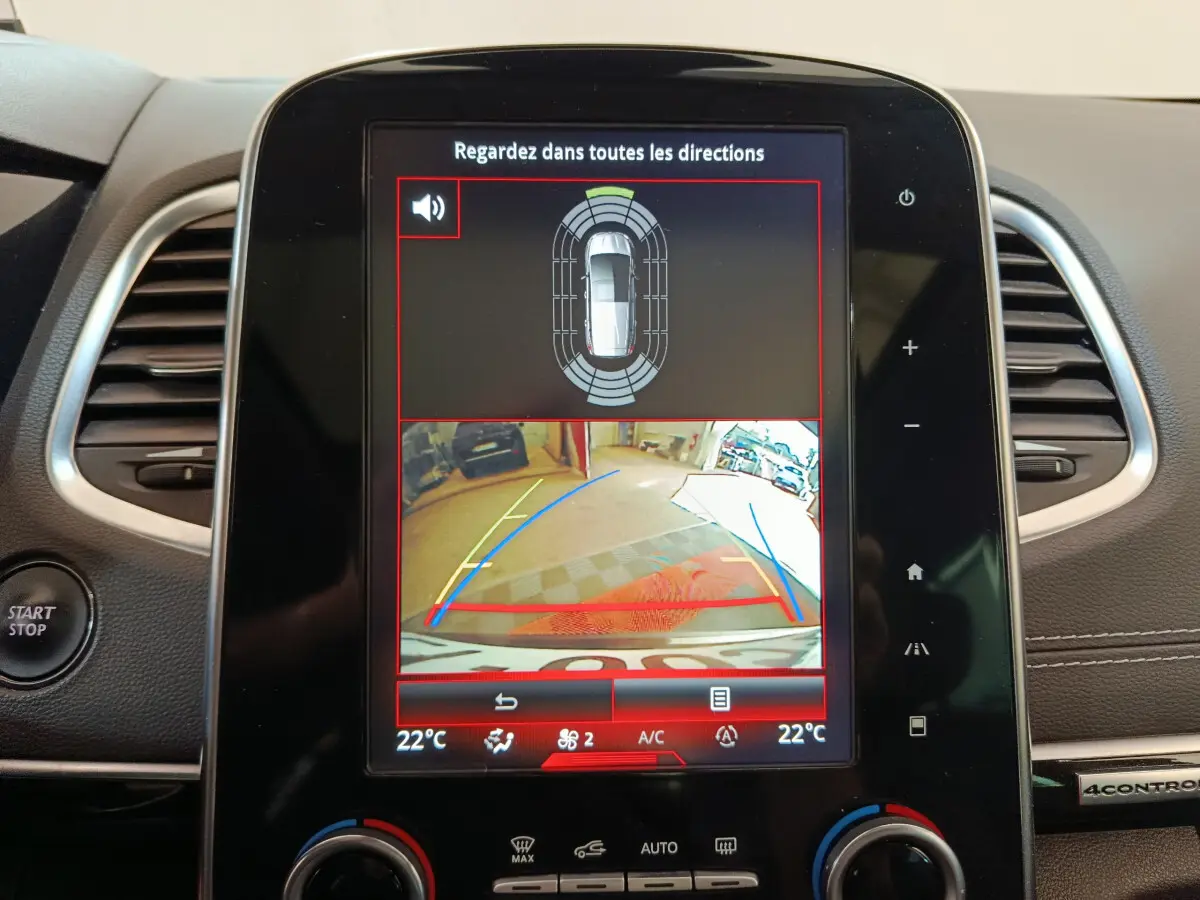 Écran tactile central du tableau de bord du Renault Espace noir 2018 montrant la caméra de recul et l'aide au stationnement.