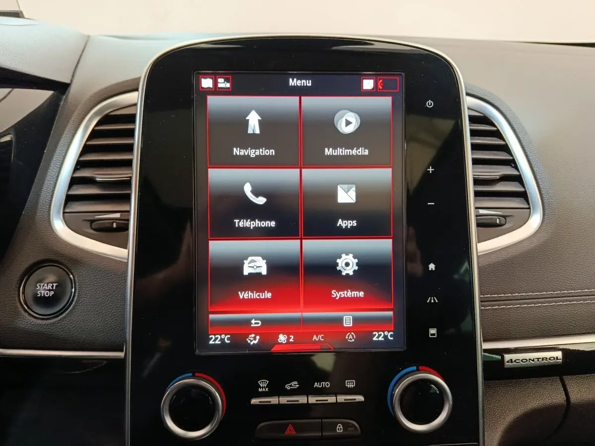 Écran tactile central du tableau de bord noir du Renault Espace Initiale Paris 2018 avec commandes climatisation et bouton start-stop visible