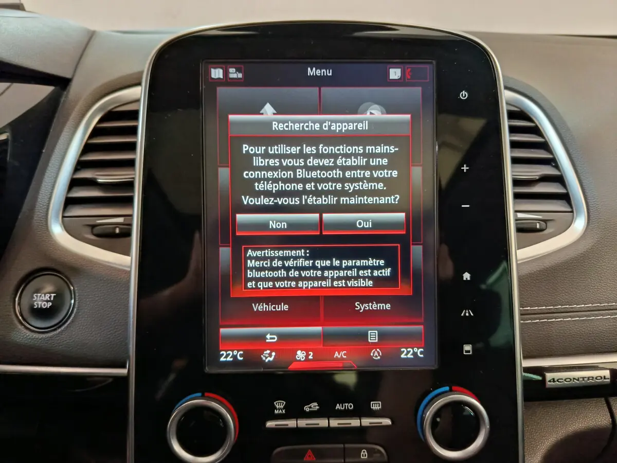 Vue rapprochée de l'écran tactile central du tableau de bord noir du Renault Espace Initiale Paris 2018 affichant un menu Bluetooth.