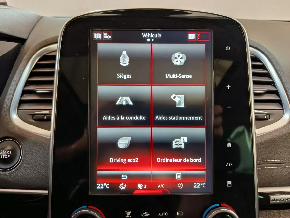 Écran tactile central du tableau de bord du Renault Espace noir 2018, affichant les options d'aide à la conduite et de stationnement.