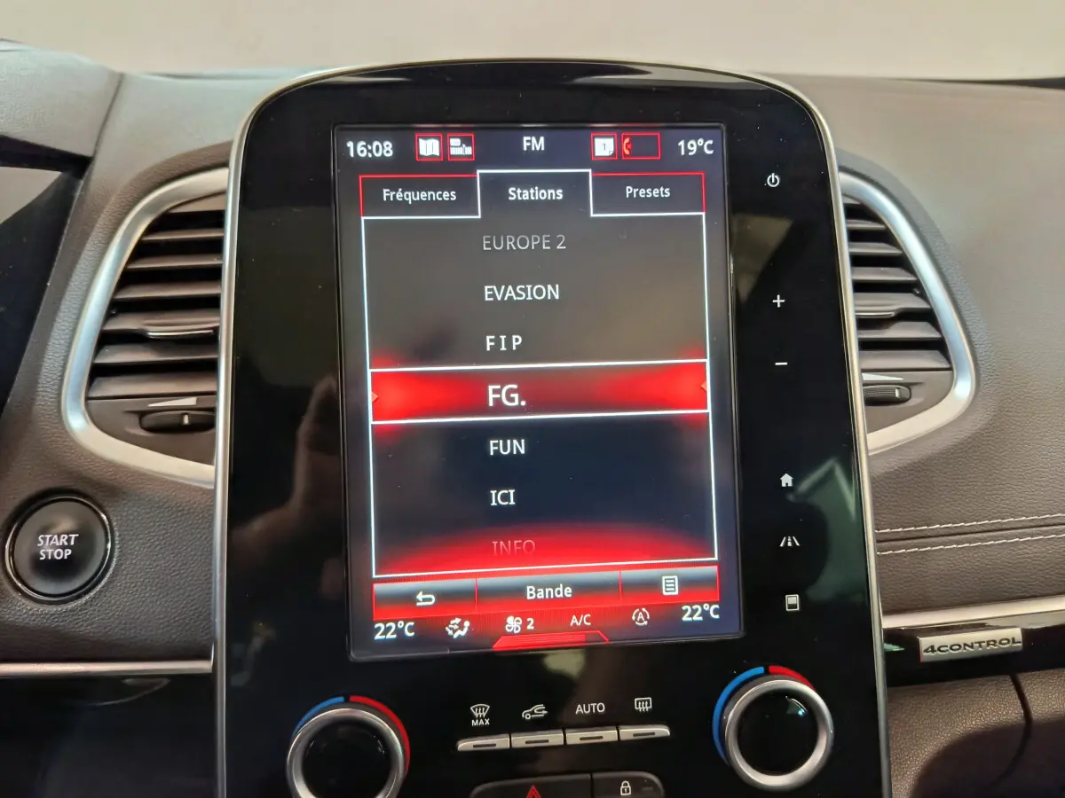 Vue rapprochée de la console centrale tactile du Renault Espace noir 2018 avec affichage radio et bouton Start/Stop visible.