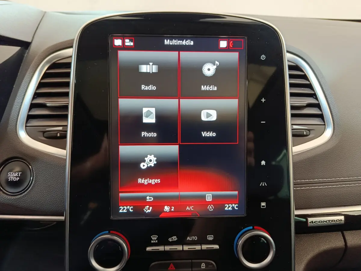 Écran tactile multimédia central affichant les options radio, média, photo, vidéo et réglages dans un Renault Espace noir 2018.