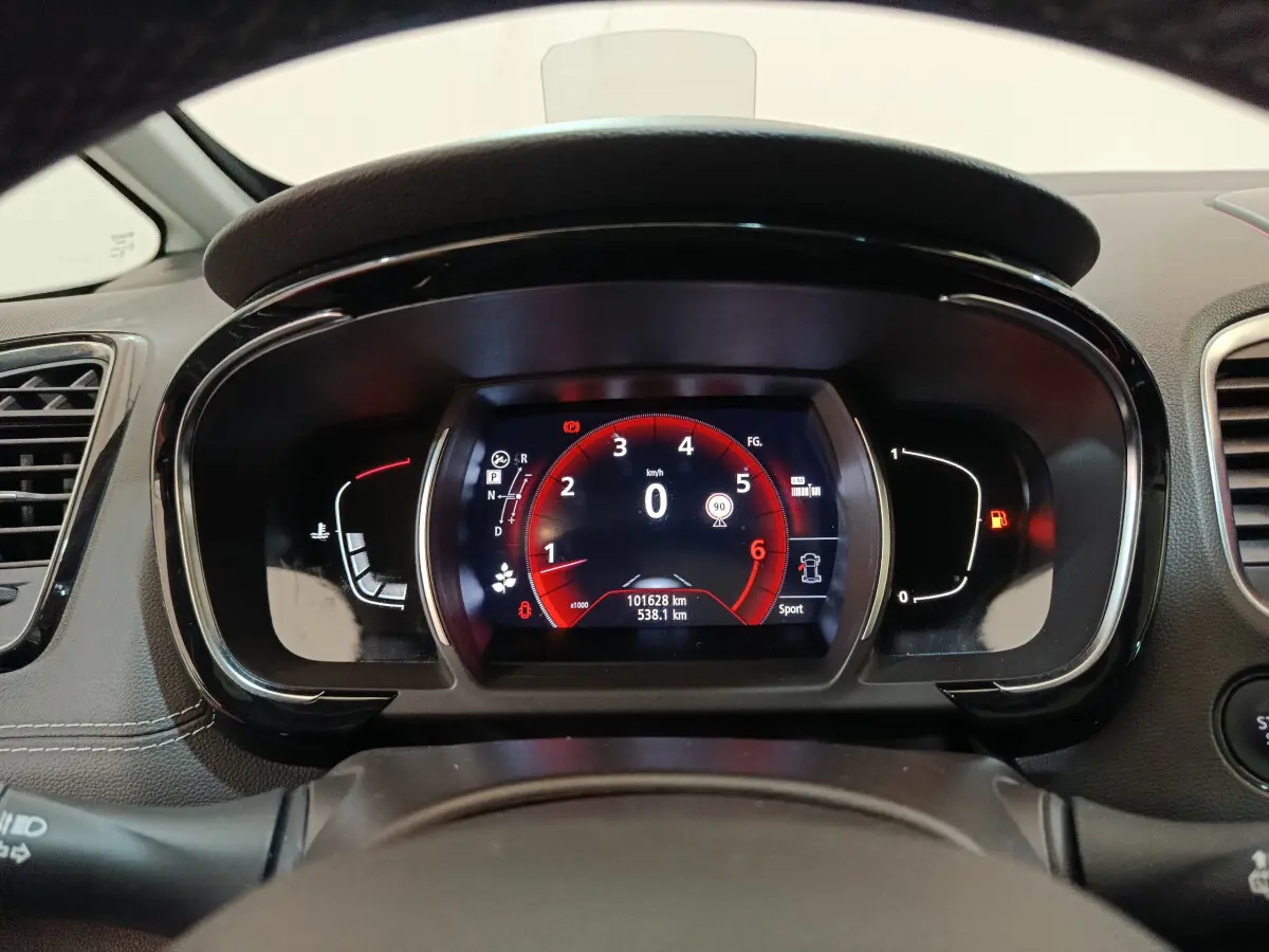 Tableau de bord numérique rouge et noir du Renault Espace Initiale Paris 2018 vu de face, affichage vitesse et compte-tours.