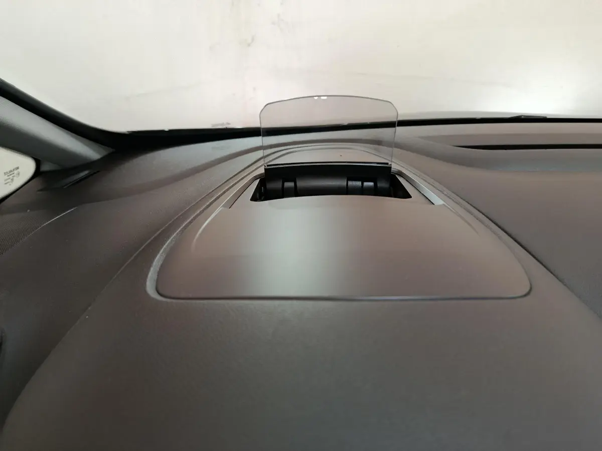 Détail du tableau de bord noir du Renault Espace 2018 avec affichage tête haute transparent en position relevée.