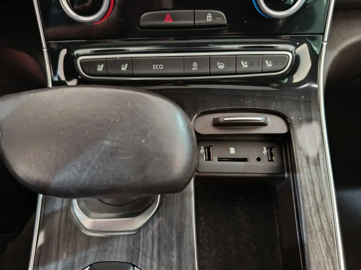 Gros plan sur la console centrale noire de la Renault Espace 2018, montrant levier de vitesse et commandes tactiles.