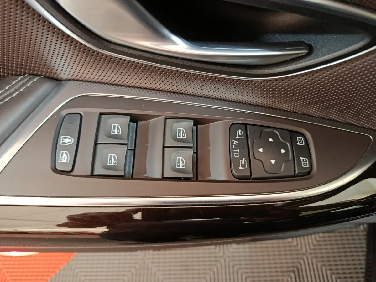 Gros plan sur les commandes des vitres et rétroviseurs côté gauche d'une Renault Espace noire, finition Initiale Paris.