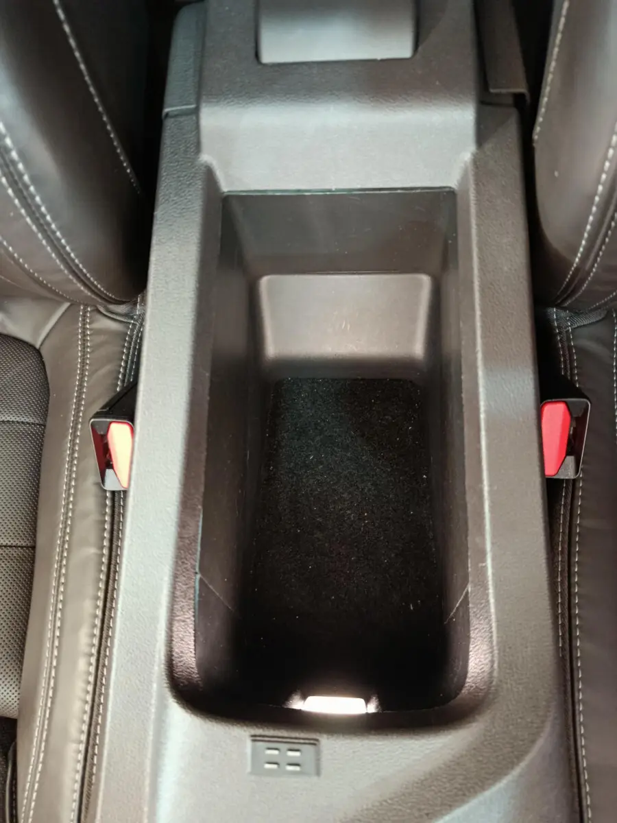 Vue plongeante sur le rangement central noir entre les sièges en cuir noir du Renault Espace Initiale Paris 2018