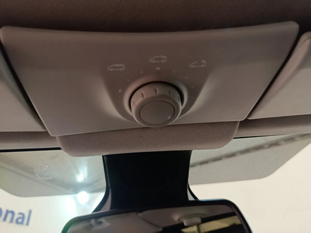 Gros plan sur le bouton de réglage du toit ouvrant dans l'habitacle du Renault Espace Initiale Paris noir de 2018.