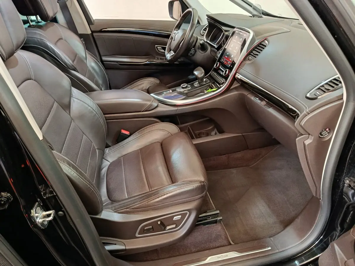 Intérieur côté conducteur du Renault Espace Initiale Paris noir 2018, avec sièges cuir et grand écran tactile central.