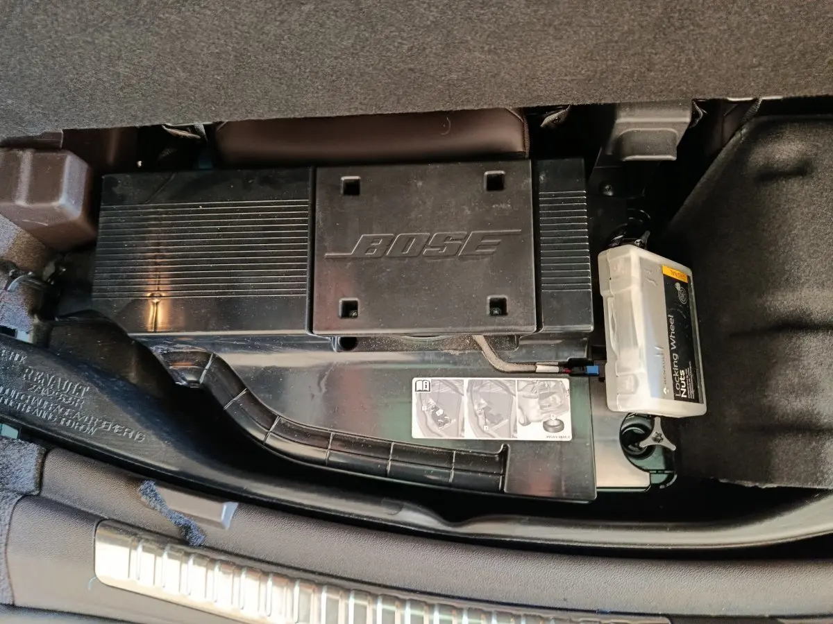 Gros plan sur le caisson Bose noir intégré dans le coffre du Renault Espace Initiale Paris 2018.