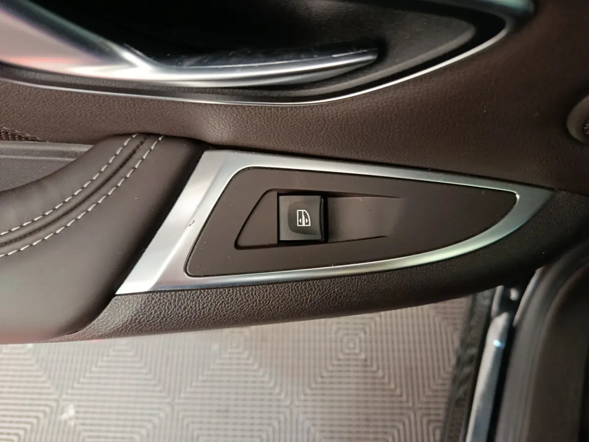 Bouton de commande de lève-vitre sur la garniture de porte côté droit en cuir marron du Renault Espace noir 2018