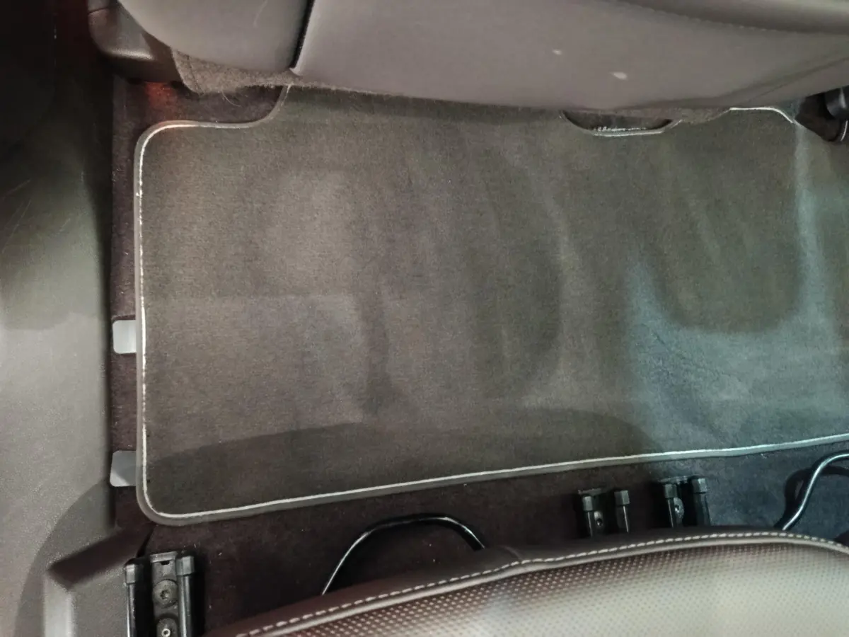 Tapis de sol noir sous le siège avant droit du Renault Espace Initiale Paris 2018, vue intérieure rapprochée.