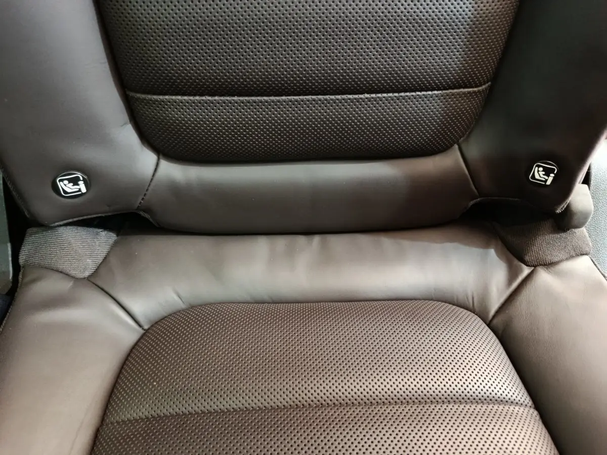 Gros plan sur l'assise en cuir noir perforé d'un siège arrière du Renault Espace Initiale Paris 2018 avec fixation Isofix visible.