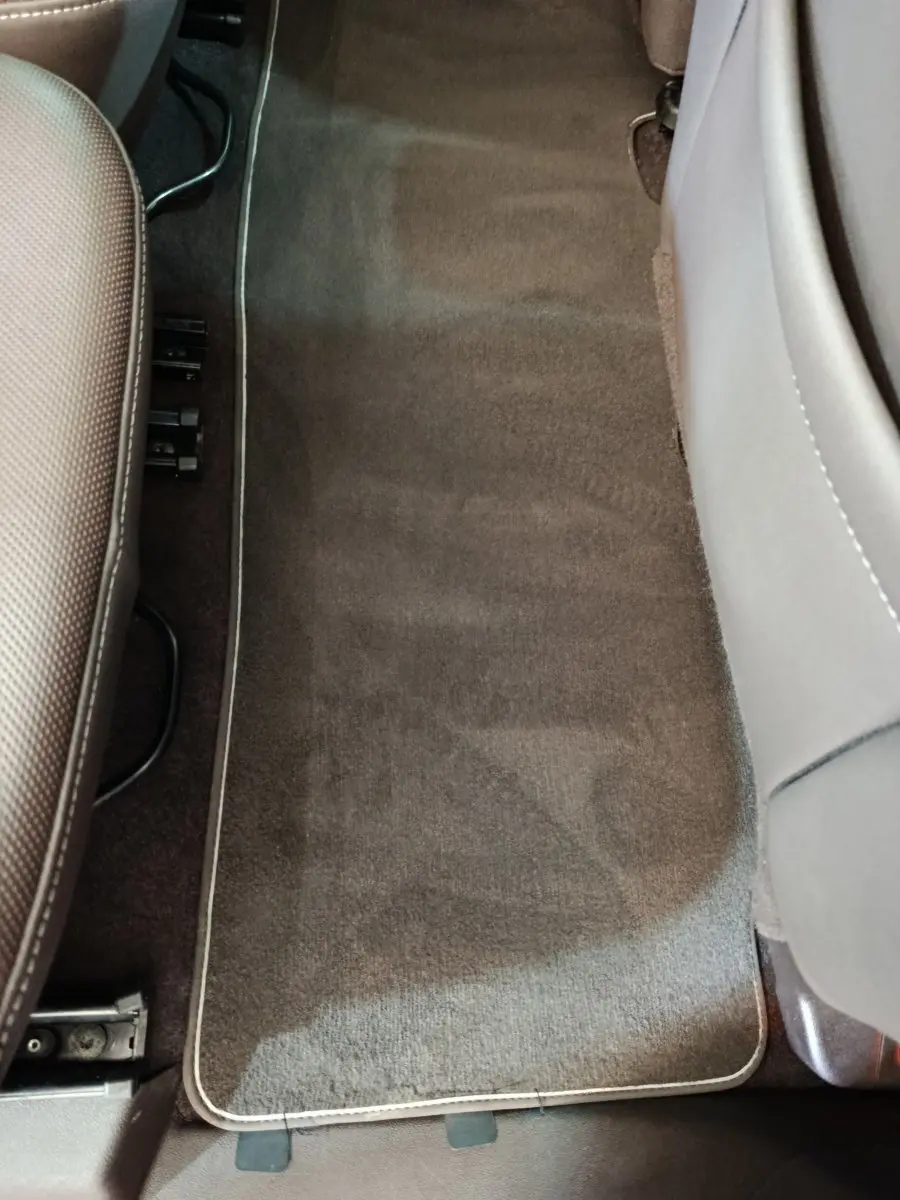 Détail du tapis de sol gris foncé côté passager arrière du Renault Espace Initiale Paris noir 2018.