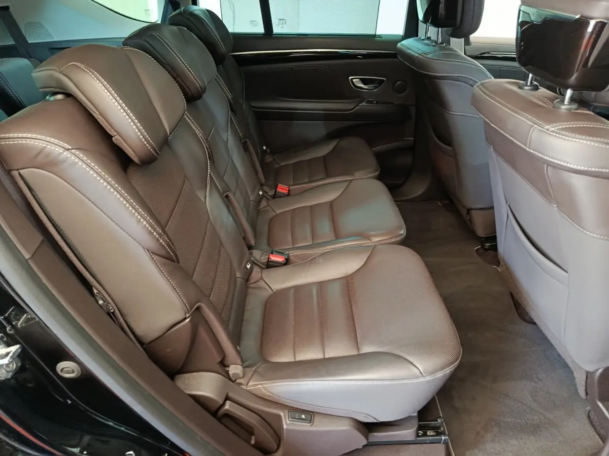 Vue intérieure côté gauche des sièges arrière en cuir marron du Renault Espace Initiale Paris noir de 2018.