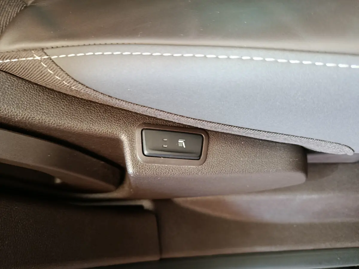 Bouton de réglage électrique sous siège en cuir noir avec surpiqûres blanches dans Renault Espace Initiale Paris 2018