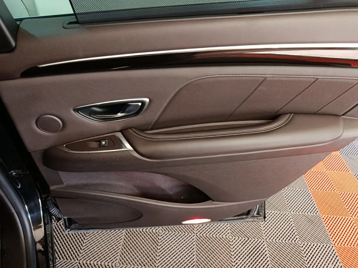 Gros plan sur la porte intérieure côté gauche en cuir marron du Renault Espace Initiale Paris noir de 2018.