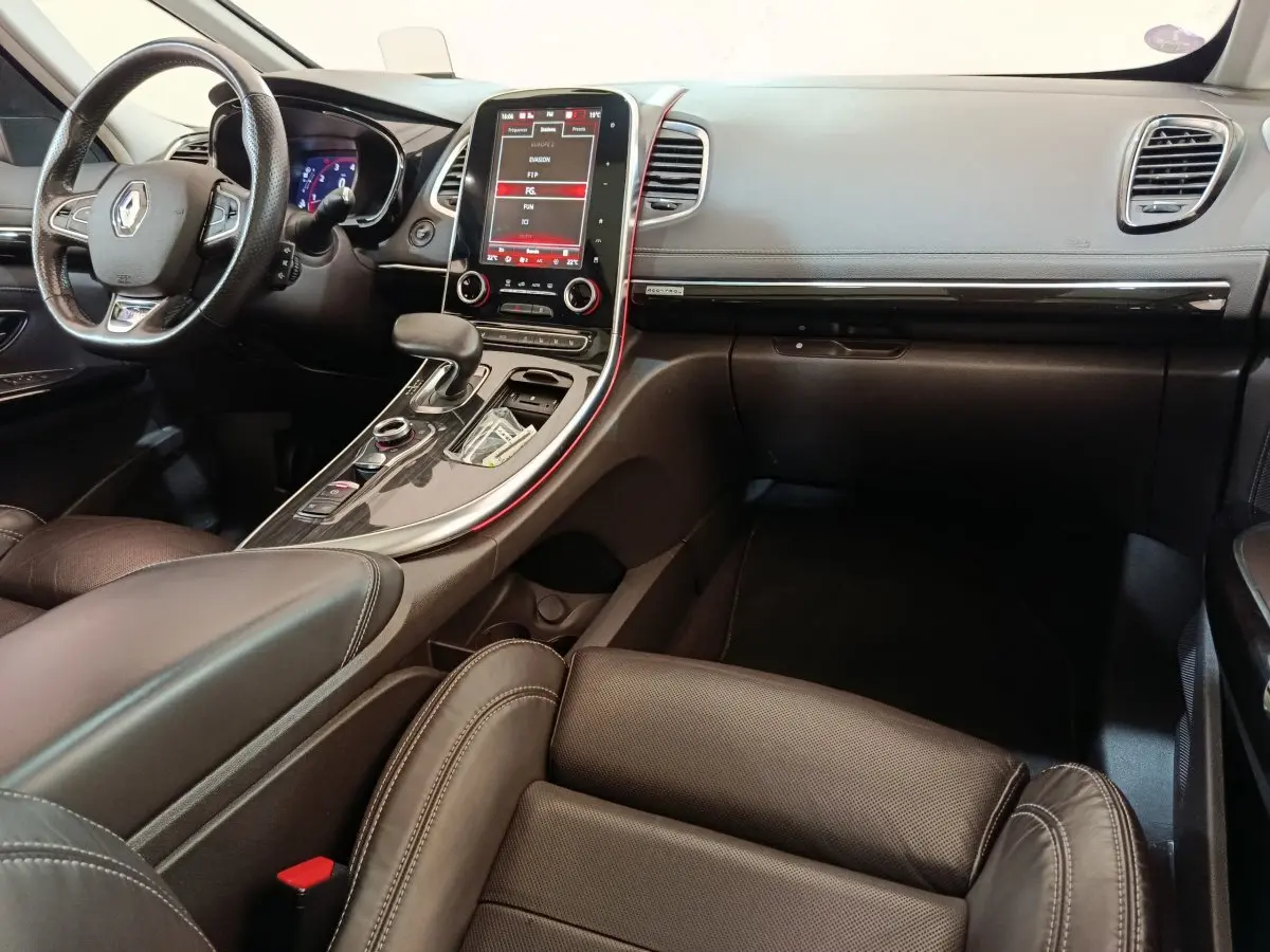 Intérieur noir du Renault Espace 2018 vu côté passager, avec tableau de bord moderne et écran tactile vertical.