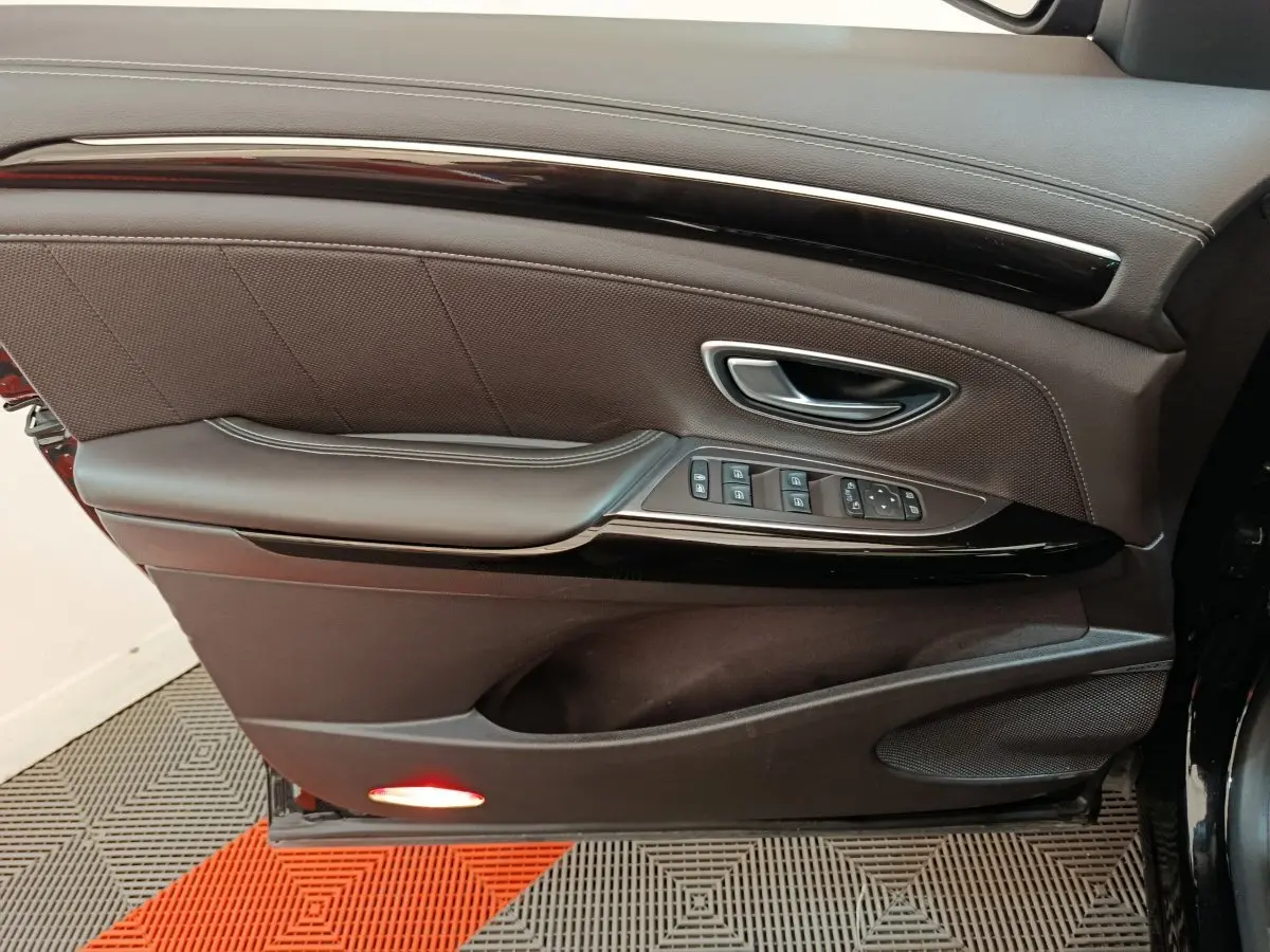 Porte intérieure côté gauche en cuir marron avec commandes électriques sur Renault Espace Initiale Paris 2018 noir