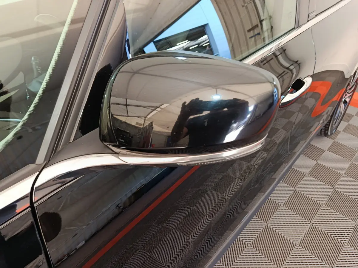 Rétroviseur côté gauche noir brillant de la Renault Espace Initiale Paris 2018, vue rapprochée sur la portière et poignée.