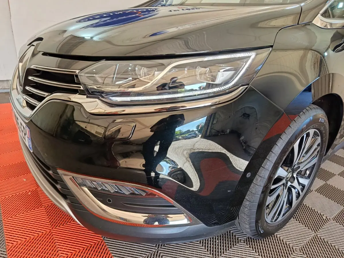 Gros plan sur l'avant droit noir brillant du Renault Espace 2018, mettant en valeur son phare LED et la jante alliage.