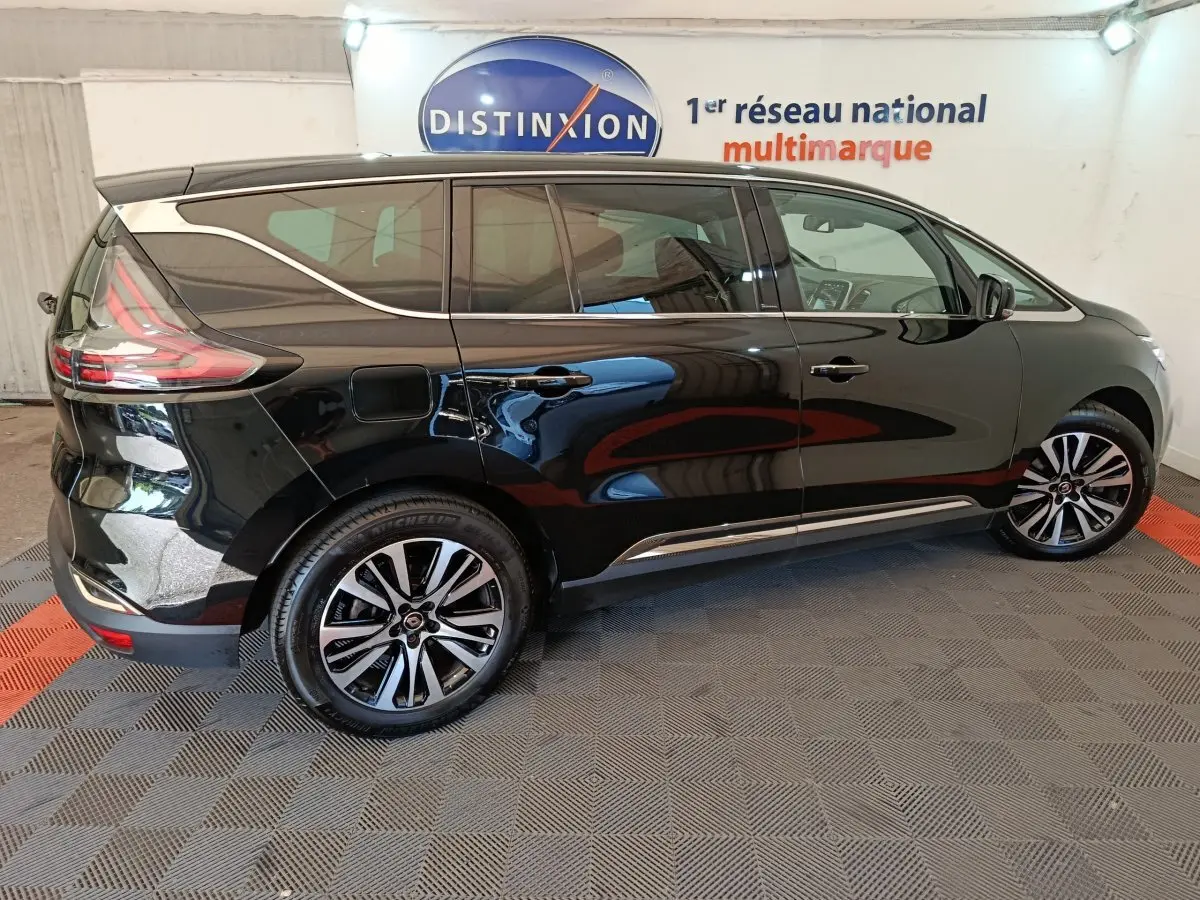 Vue de profil côté gauche d'un Renault Espace noir 2018 avec jantes alliage et vitres teintées en showroom.