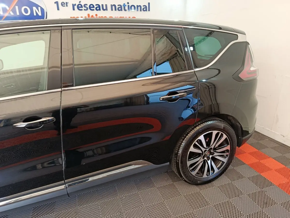 Profil côté droit du Renault Espace noir 2018, mettant en valeur la porte arrière et la roue arrière design.
