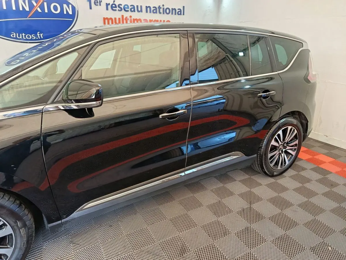 Profil côté gauche d'un Renault Espace noir 2018, mettant en valeur les jantes alliage et les vitres teintées.