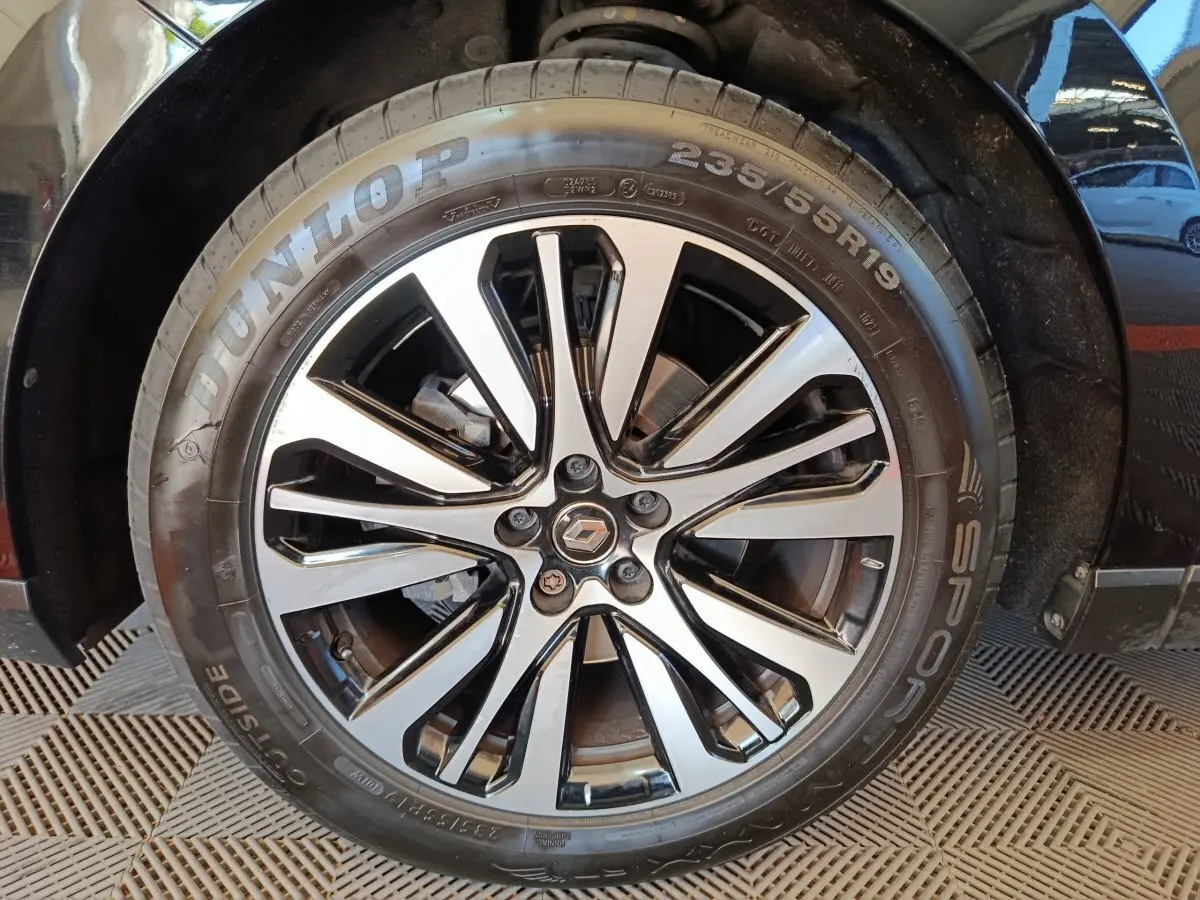 Gros plan sur la jante alliage noire et argentée avec logo Renault d'un Renault Espace noir de 2018.