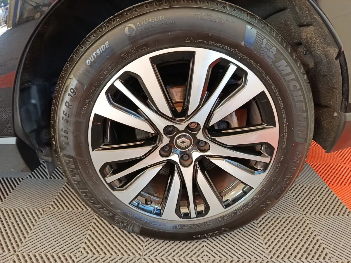 Gros plan sur la jante alliage noir et argent du côté avant droit d'un Renault Espace noir de 2018