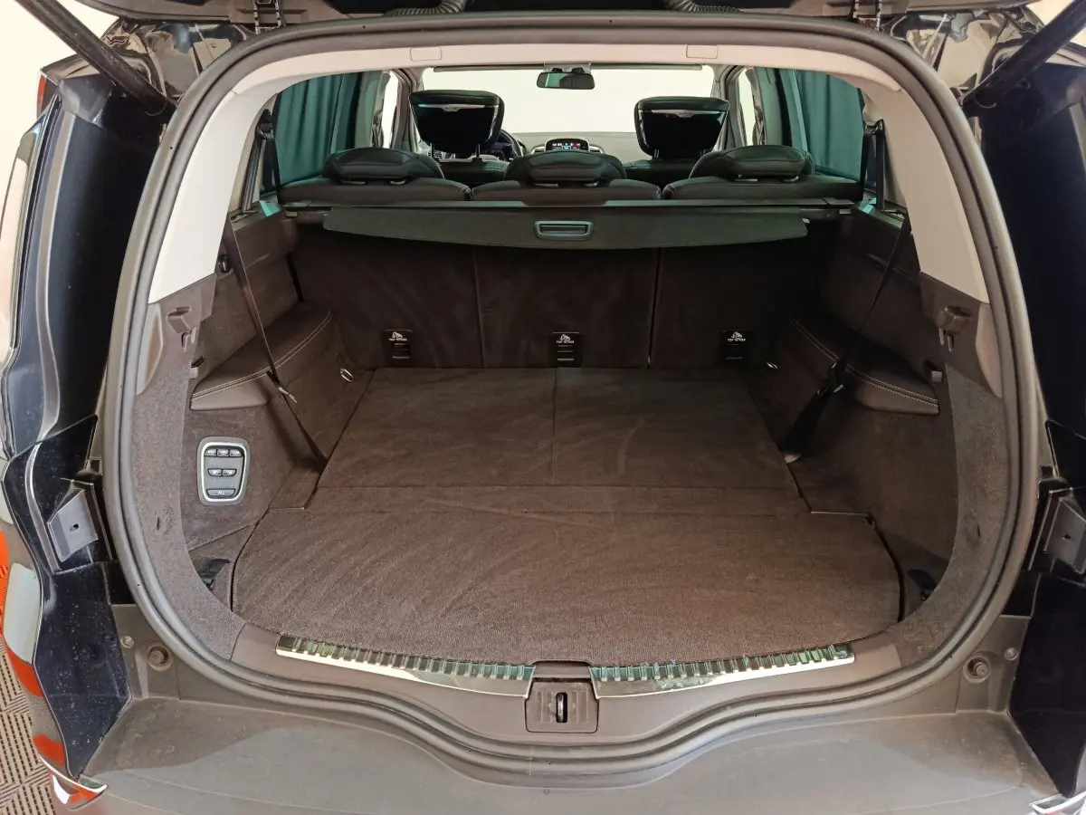 Coffre ouvert d'un Renault Espace noir 2018, vue arrière montrant un grand espace de chargement plat et habillé de moquette.