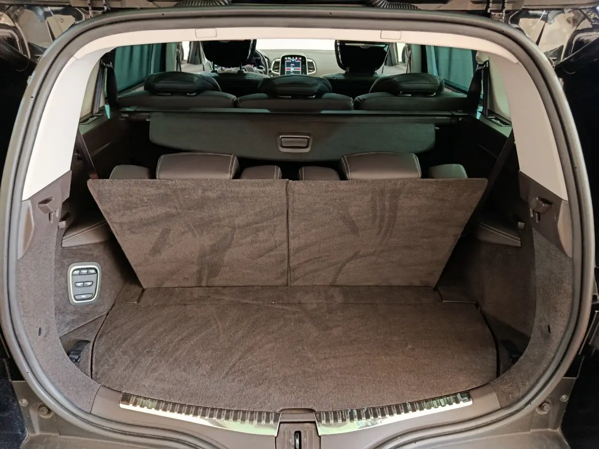 Coffre ouvert vue arrière du Renault Espace noir 2018, sièges rabattus et commandes électriques visibles à gauche.