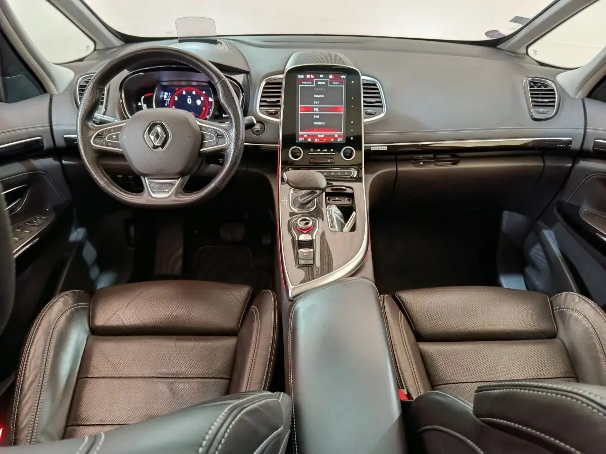 Vue intérieure avant du Renault Espace Initiale Paris 2018 avec tableau de bord noir, écran tactile vertical et volant cuir.