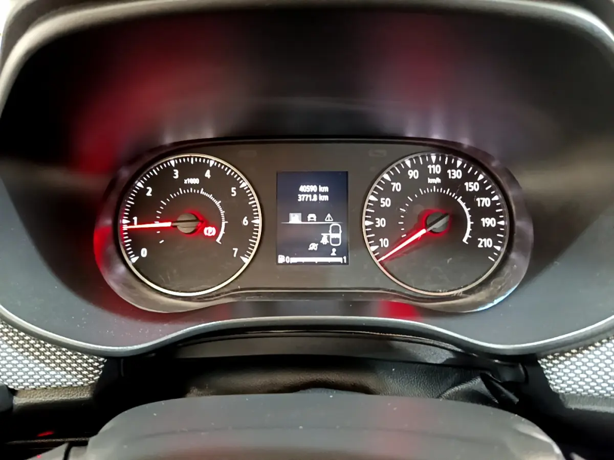 Tableau de bord du Dacia Sandero Confort TCe 90 2022 avec compteur analogique et écran multifonctions central.