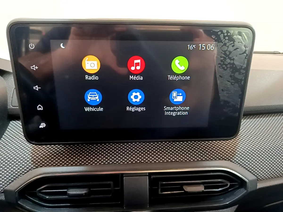 Écran tactile central de 8 pouces affichant les menus multimédia et véhicule dans une Dacia Sandero blanche 2022.
