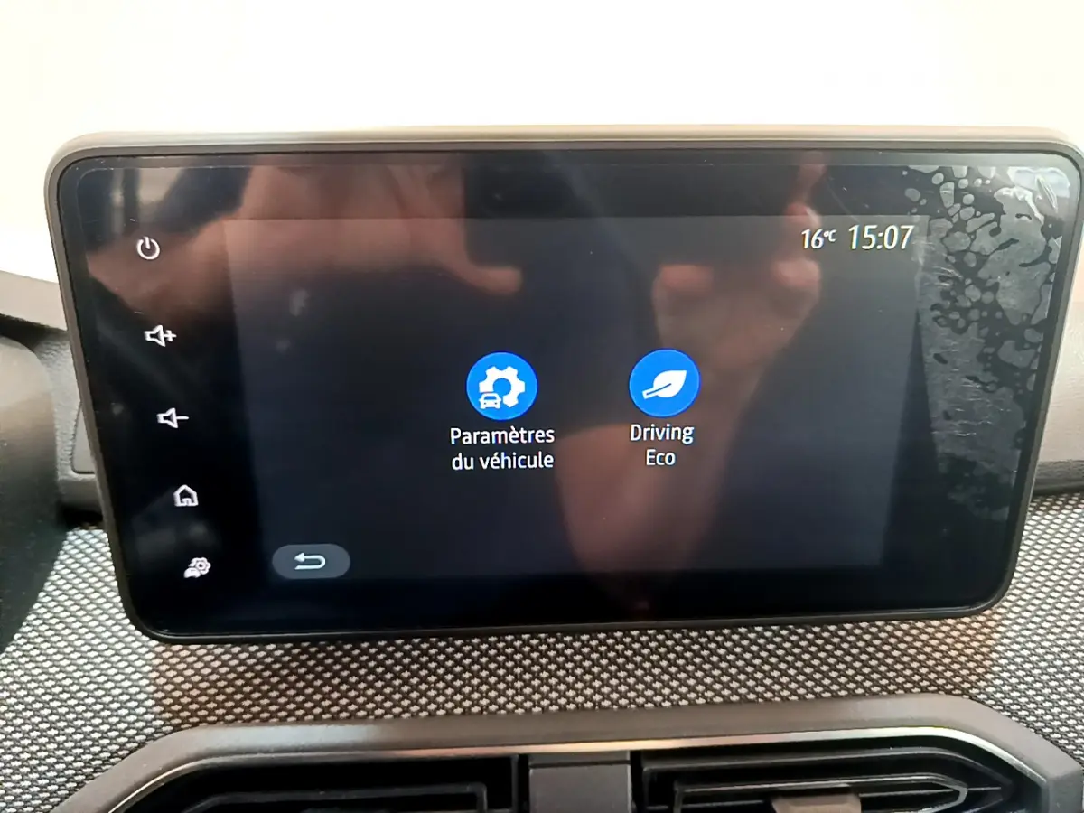 Écran tactile central de 8 pouces du tableau de bord de la Dacia Sandero blanc, affichant les paramètres du véhicule et Driving Eco.