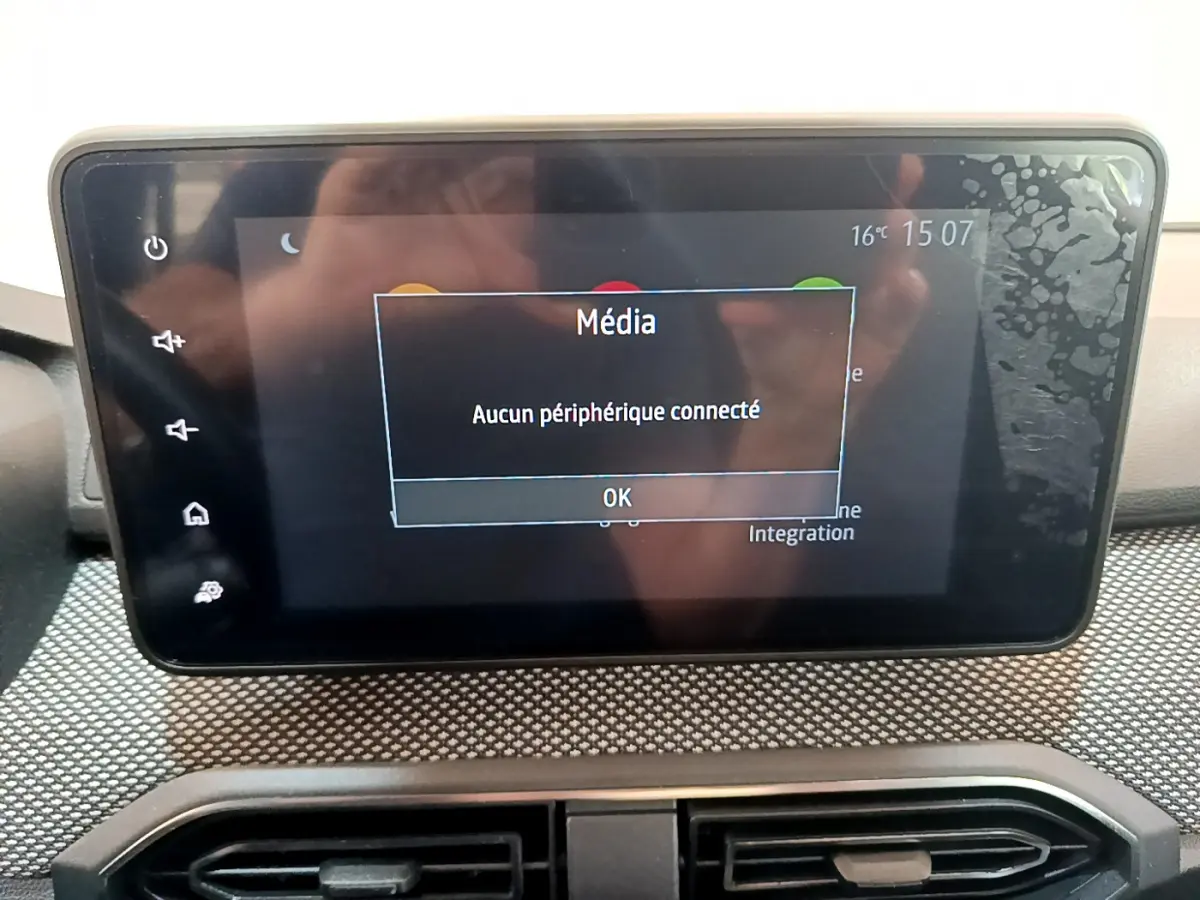Écran tactile central de 8 pouces affichant un message "Aucun périphérique connecté" dans une Dacia Sandero blanche 2022.