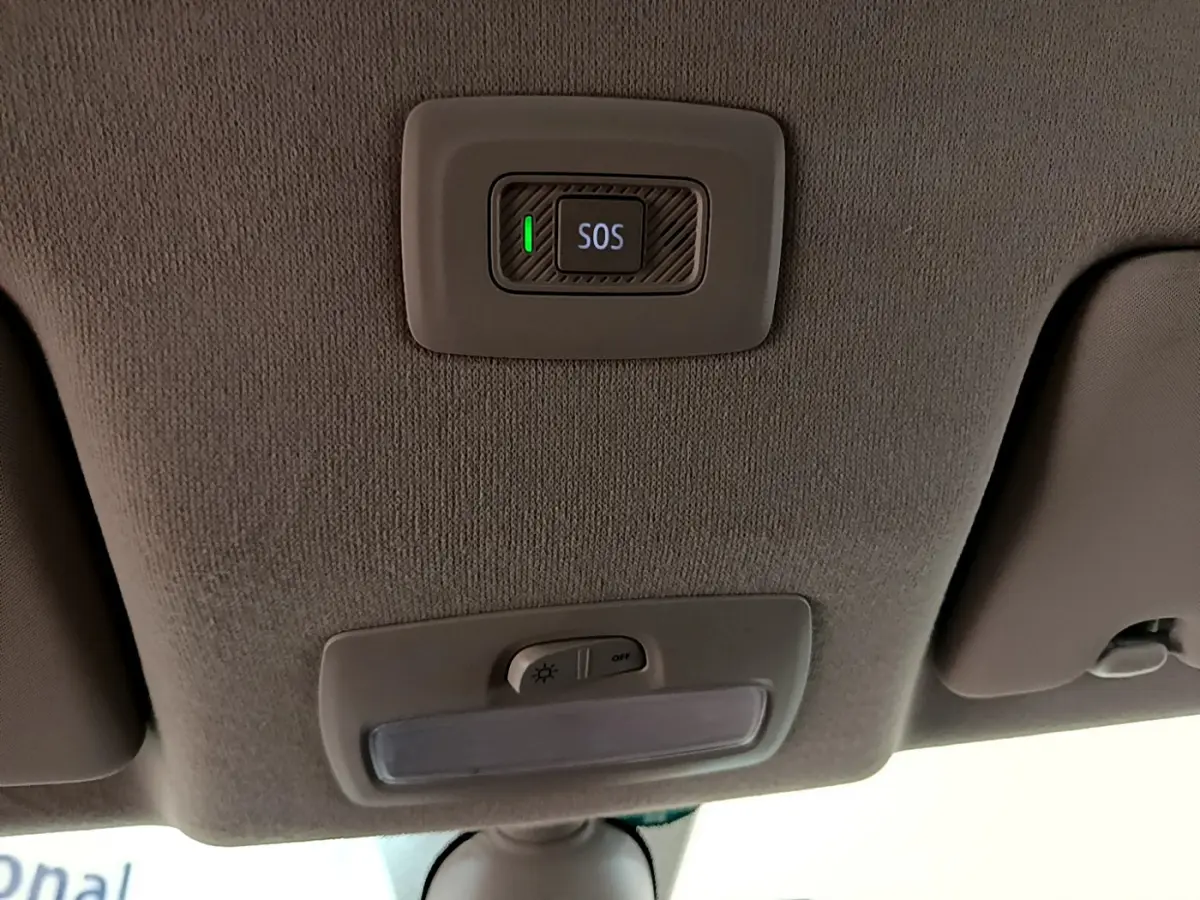 Bouton SOS lumineux et éclairage intérieur sur le plafond gris clair d'une Dacia Sandero Confort TCe 90 blanche 2022.
