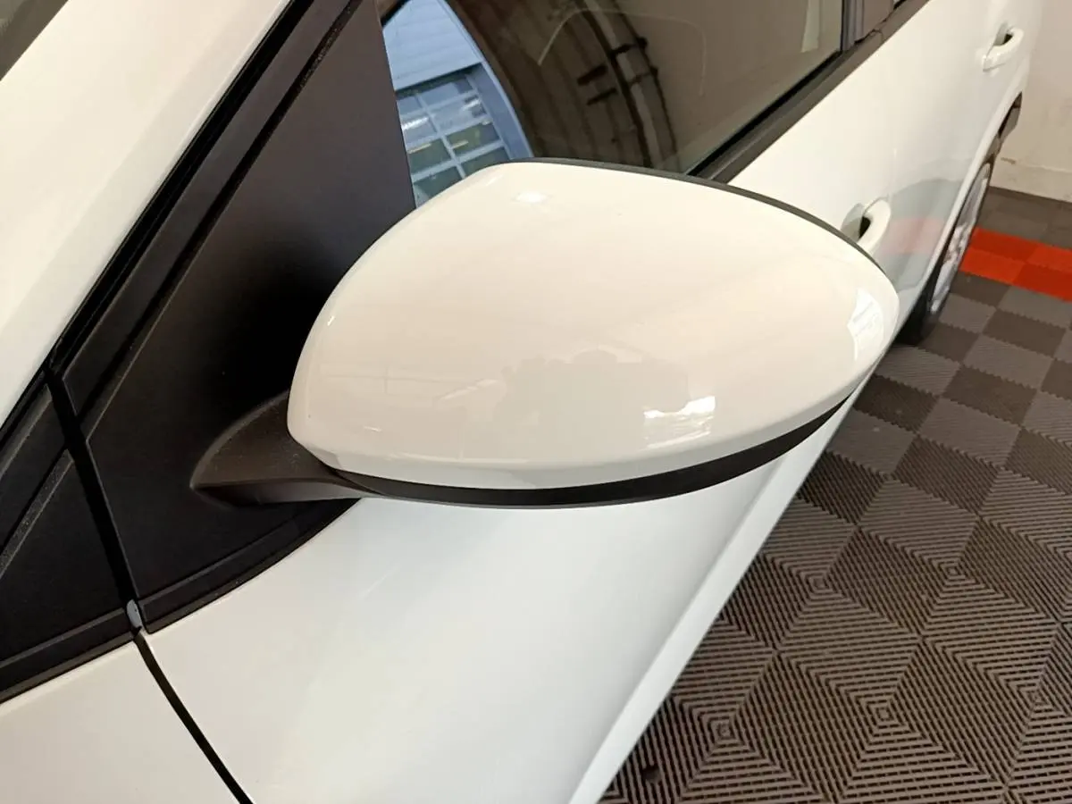 Rétroviseur extérieur blanc côté conducteur d'une Dacia Sandero Confort TCe 90 2022, vue rapprochée.