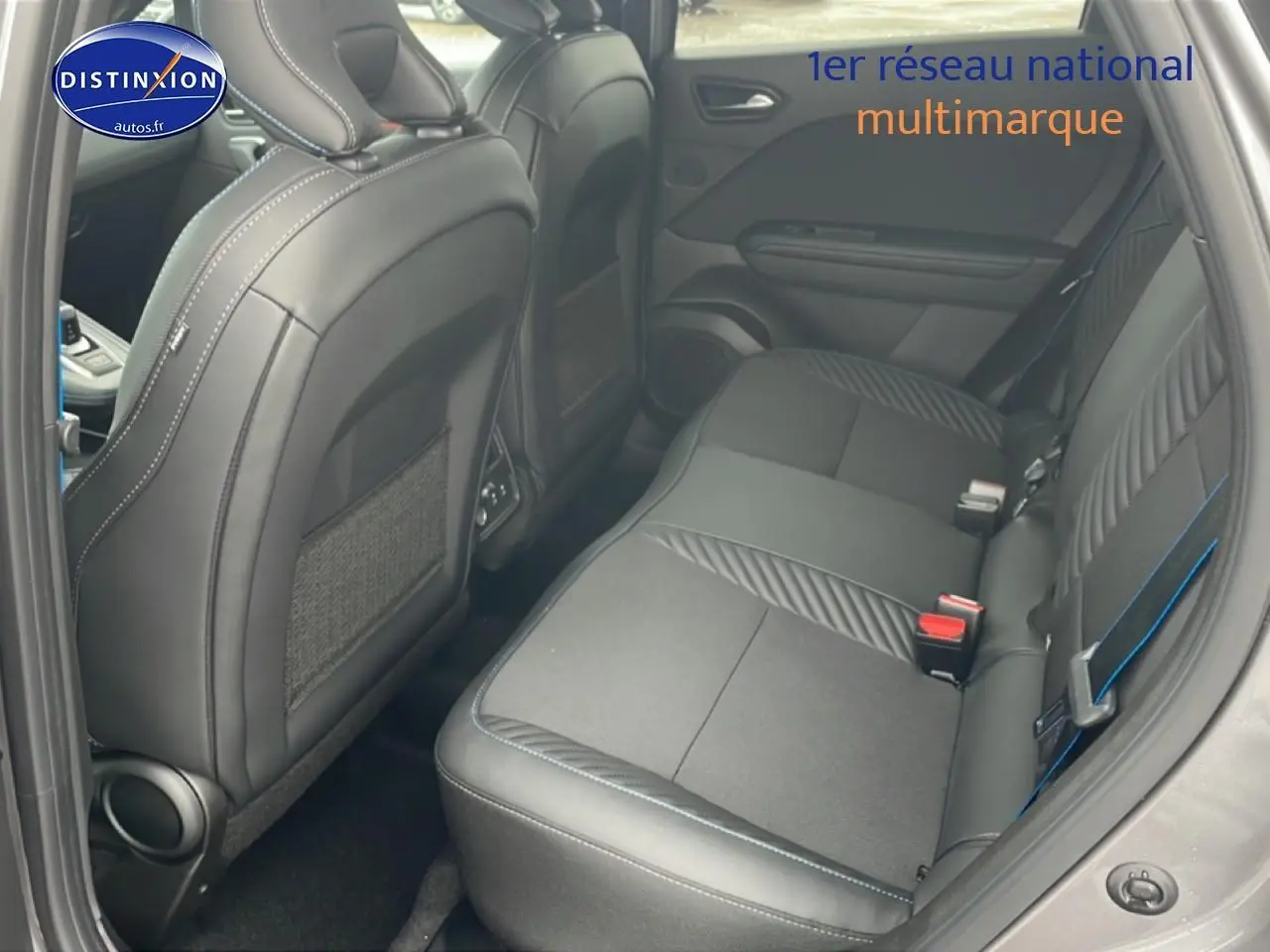 Vue intérieure arrière côté droit du Renault Captur gris cassiopée, sièges noirs avec surpiqûres bleues esprit Alpine.