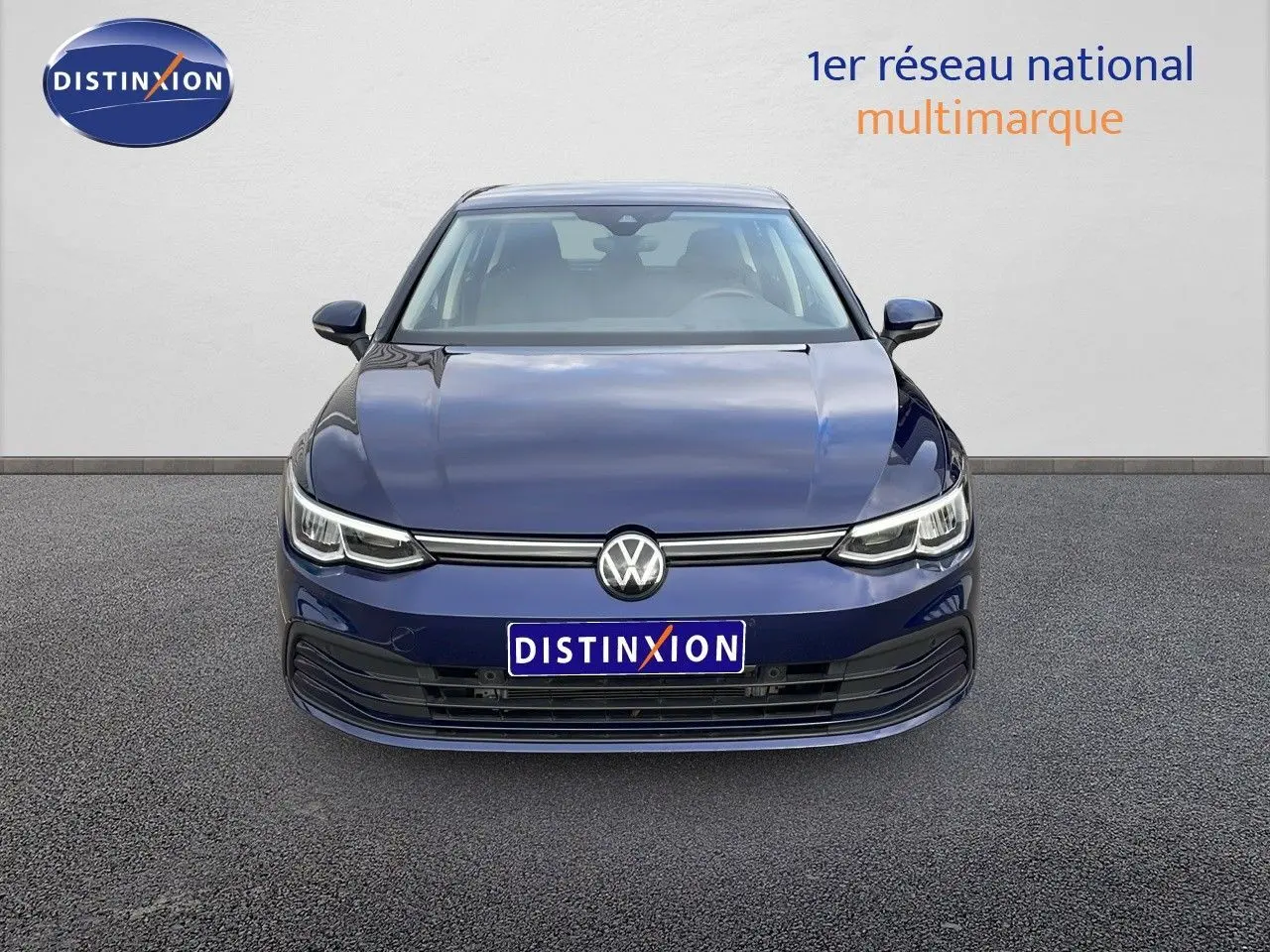 Volkswagen Golf VIII bleu Lapiz Metal vue de face, mettant en valeur ses phares LED et sa calandre épurée.
