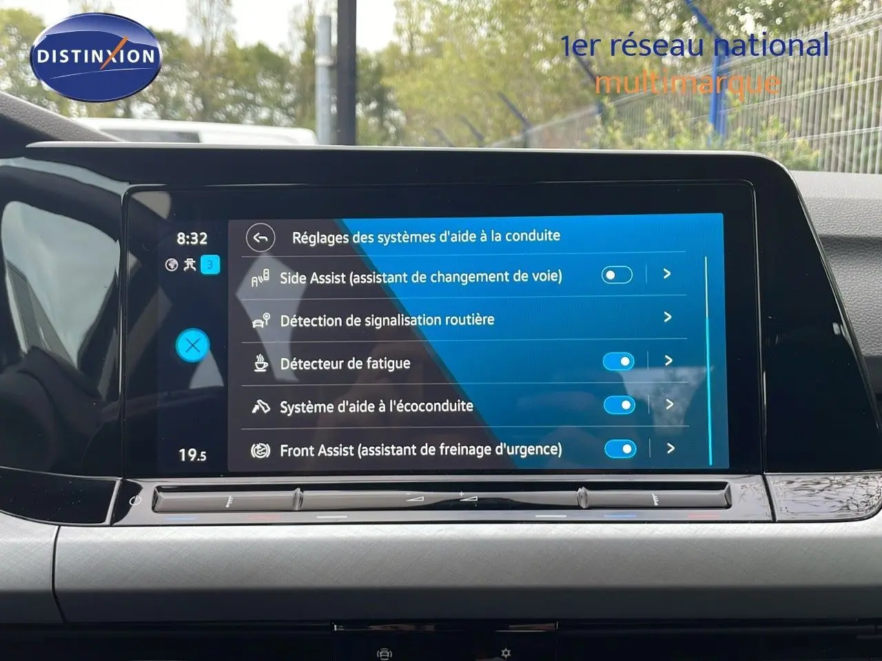 Écran tactile intérieur de la Volkswagen Golf VIII bleu Lapis Metal affichant les réglages d'aide à la conduite.