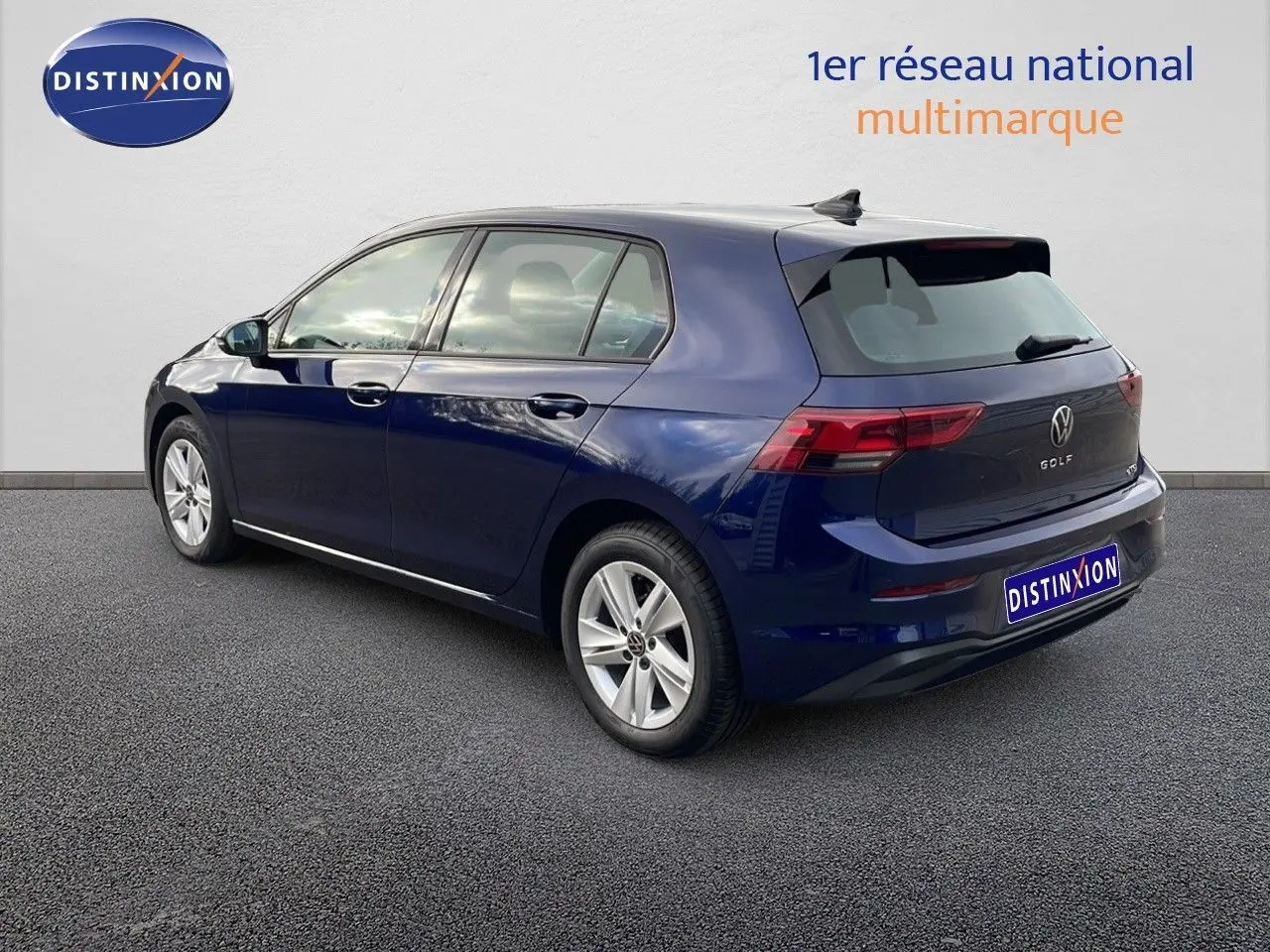Volkswagen Golf VIII bleu lapiz métal vue 3/4 arrière côté gauche sur fond neutre avec logo Distinxion.